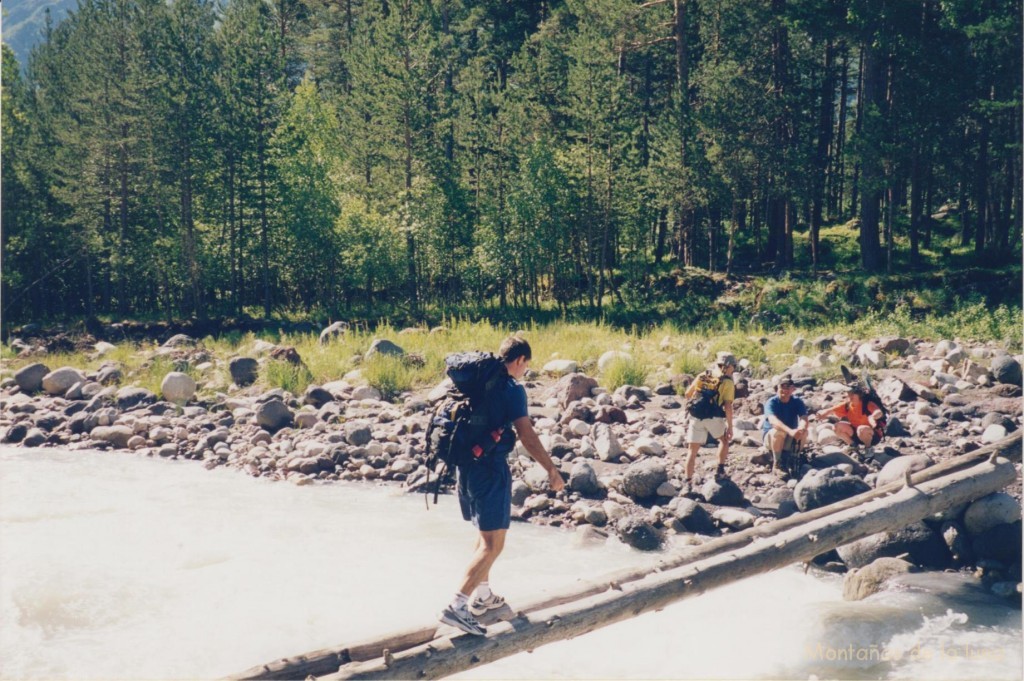 Joaquín cruzando el Río Baksan